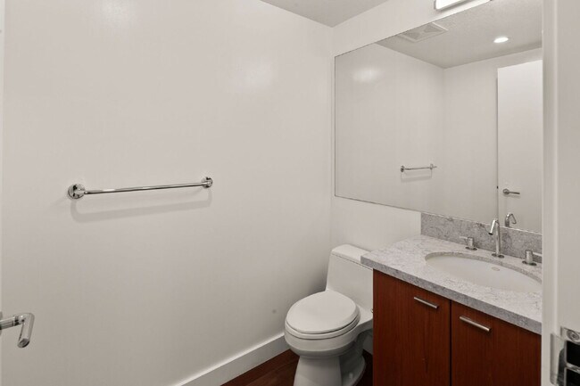 Building Photo - "Stylish 1-Bedroom Condo with Stunning Views in Vibrant San Diego!"
