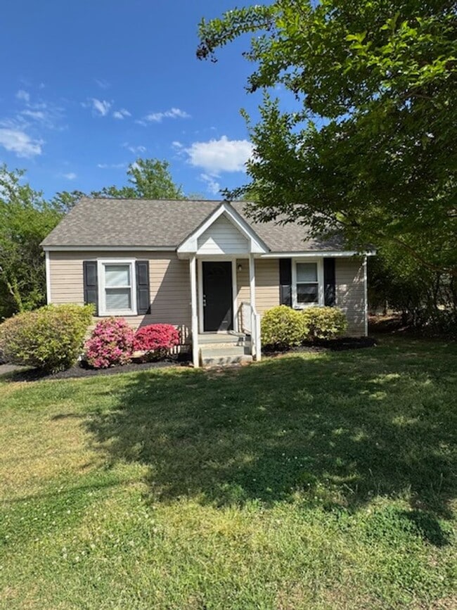 Building Photo - Adorable 2 Bedroom-1 Bath Bungalow within walking distance to Downtown Greer - Very Convenient