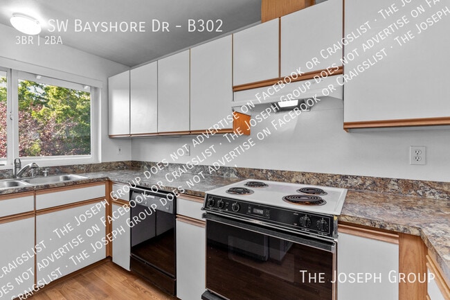 Building Photo - 485 SW Bayshore Dr