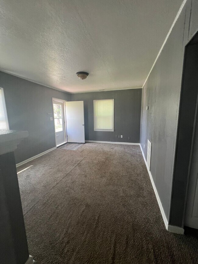 Building Photo - This charming 1-bedroom, 1-bathroom duplex is available to pre-lease for 08/14/2026 move in date.