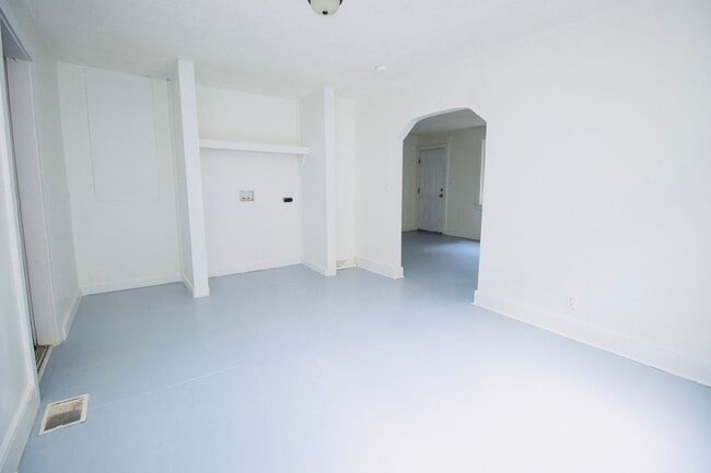 Building Photo - Charming 3 Bed, 1 Bath - Available Now!