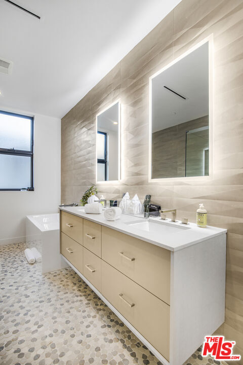 Building Photo - 10563 Ashton Ave