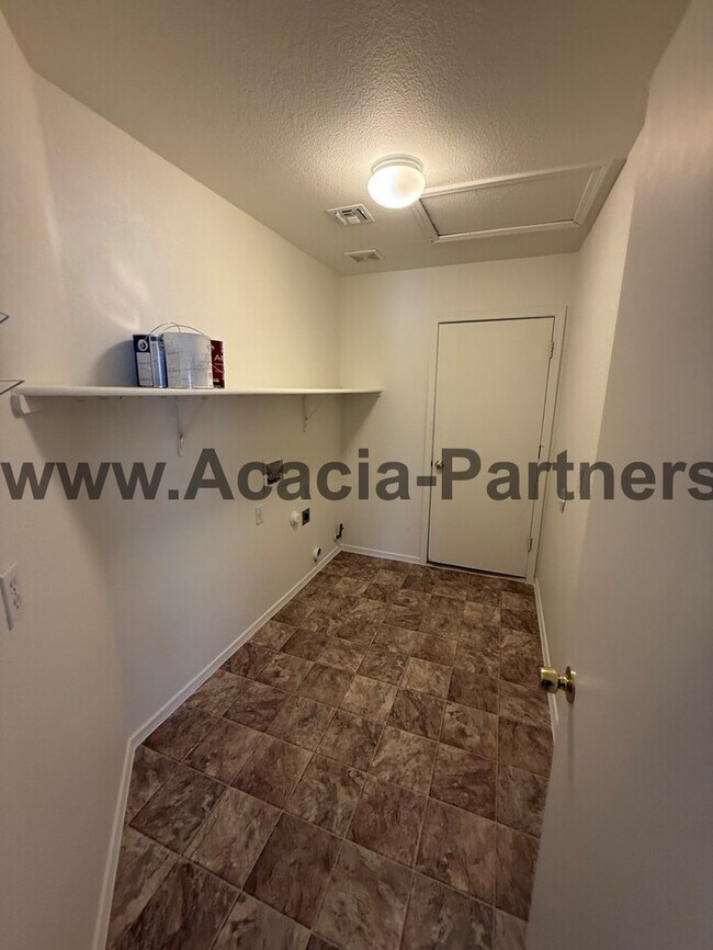 Building Photo - Three bedroom home in Mesquite Ranch