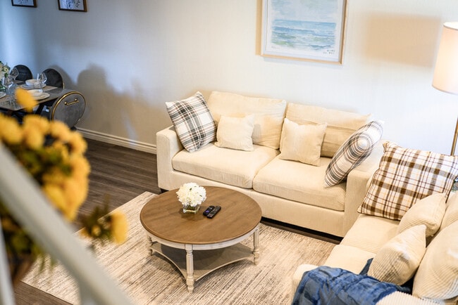 Building Photo - 734 Claraday St