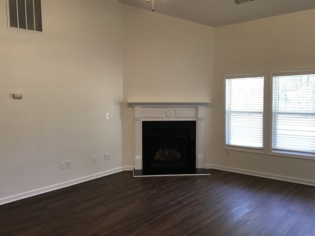 Building Photo - 2512 Walnut Tree Ln
