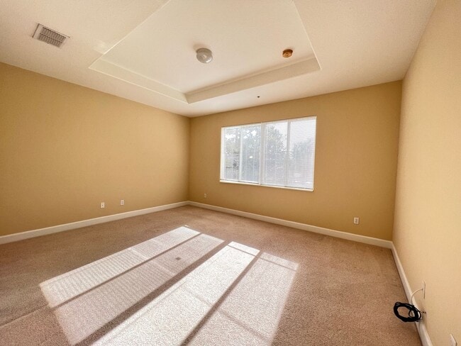 Building Photo - Great townhouse -  available now!