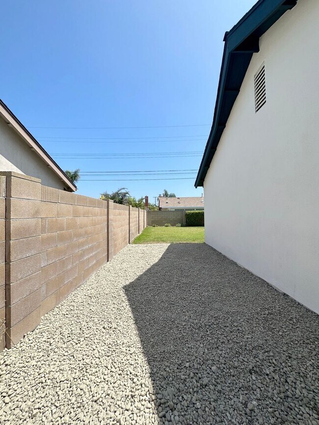 Building Photo - Experience the coastal breeze and the quiet charm of Hawaii Lane.