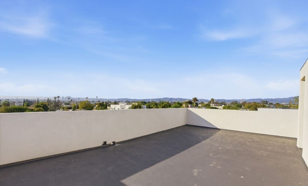 Building Photo - 2835 S Redondo Blvd