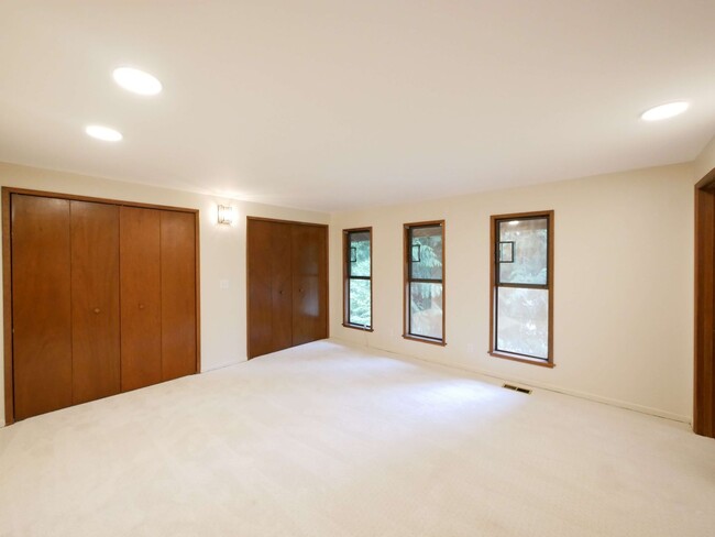 Building Photo - 4 Bed 2.5 Bath Single-Family House at the ...