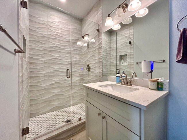 Building Photo - 930 E 54th St