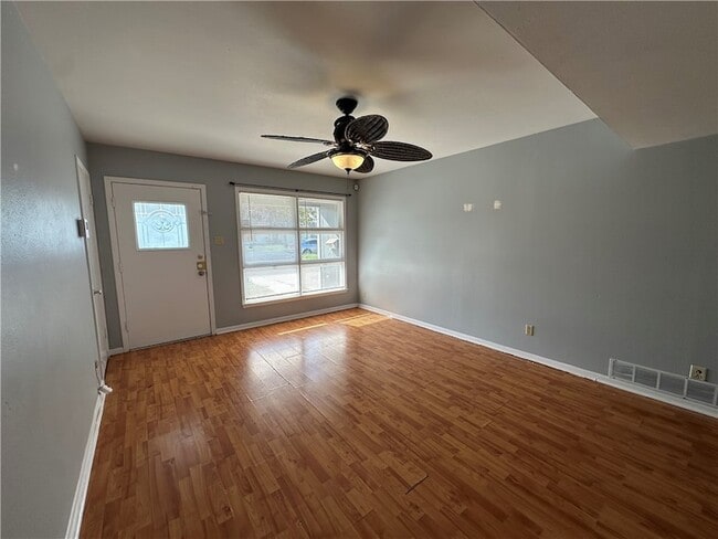 Building Photo - 117 Holly Dr