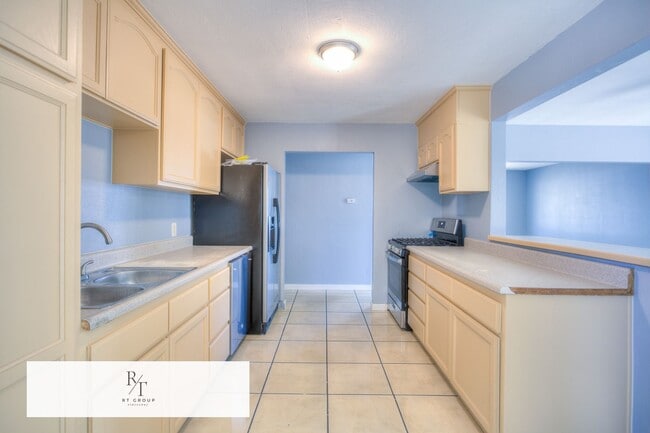 Building Photo - Spacious 4-Bedroom Home on Nearly 1 Acre –...