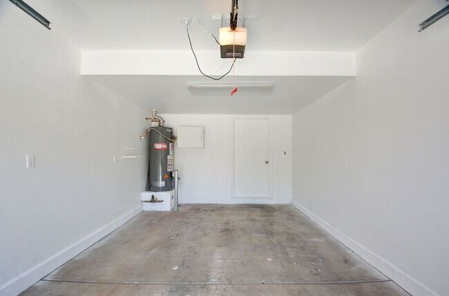 Building Photo - Renovated and Modern. This fantastic 2br in a gated community in Silverado Ranch has all the amen...