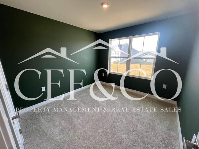 Building Photo - Spacious Townhome available in Spartanburg's East Side