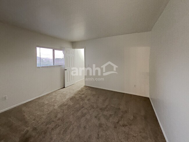 Building Photo - 2862 E Augusta Ave