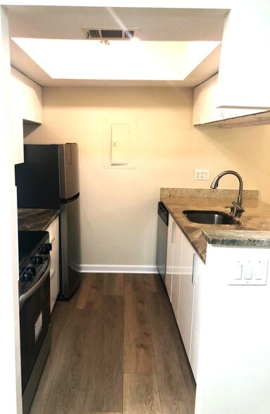 Building Photo - 18300 Streamside Dr