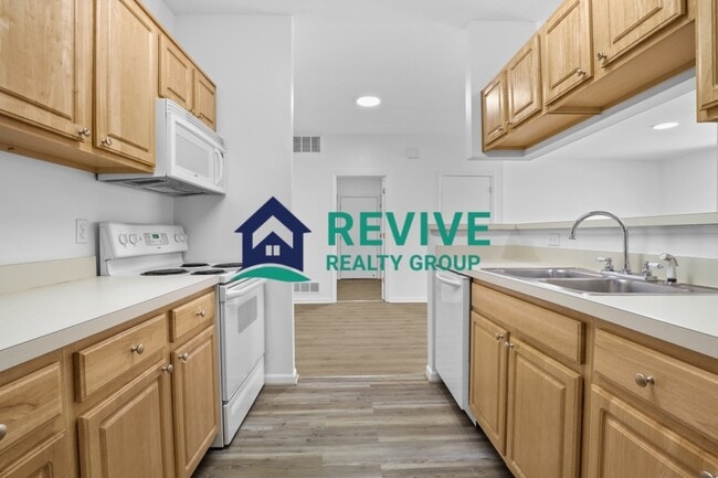 Building Photo - 15715 Parkway Ln