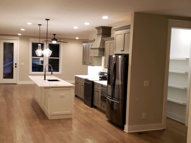 Building Photo - Charming 3-Bedroom, 2.5-Bath Home in Prime Downtown Nashville Location