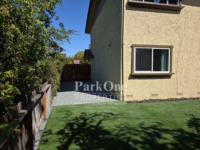 Building Photo - 1501 Fieldcrest Dr