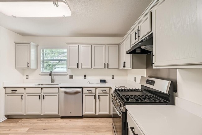 Building Photo - 6937 Sabrina Dr