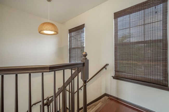 Building Photo - 3088 Village Cir
