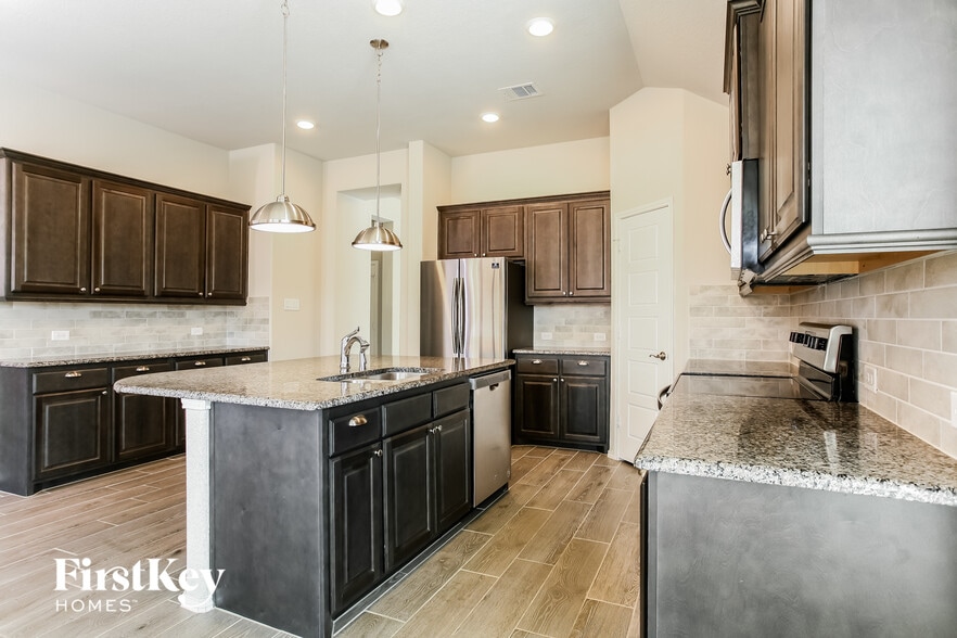 Building Photo - 1020 Deer Valley Dr