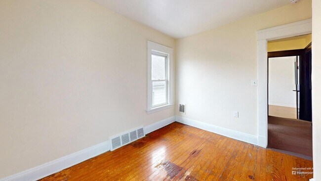 Building Photo - 2 bedroom/1 bath (upper unit)- 1ST MONTH FREE IF LEASE SIGNED BY 10/15