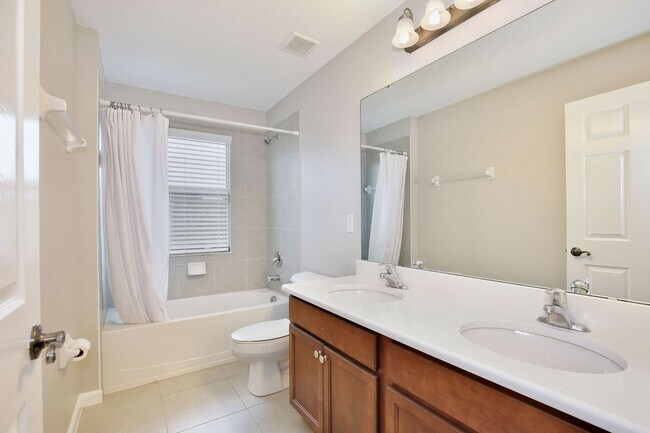 Building Photo - Beautiful 4/2.5 Spacious Home with a Loft Area and a 2 Car Garage Located in Sawgrass Bay - Clerm...