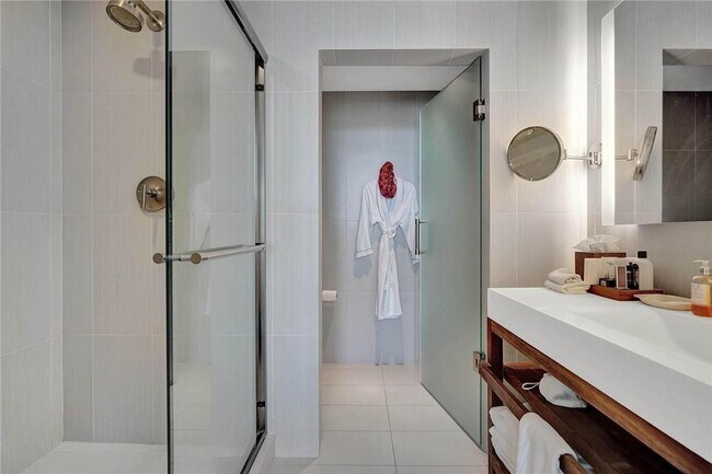 Building Photo - 3101 Bayshore Dr