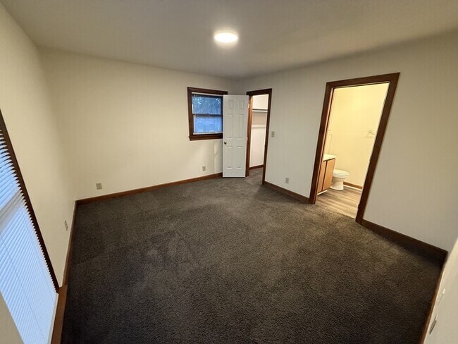 Building Photo - 1 Bedroom 1 Bathroom Condo!
