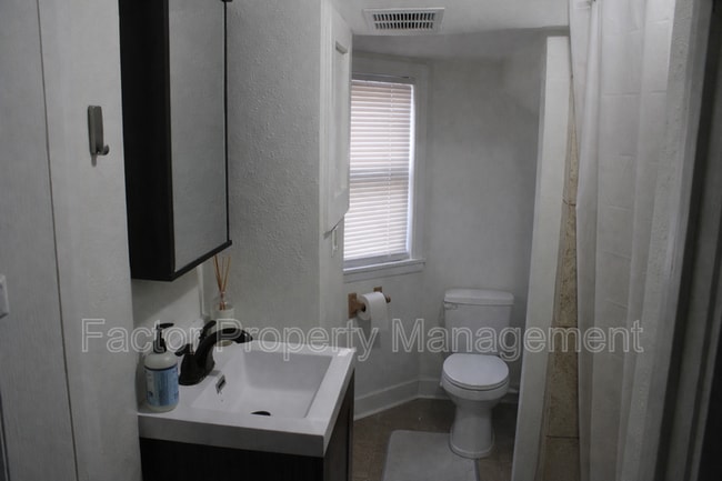 Building Photo - 328 N 6th St