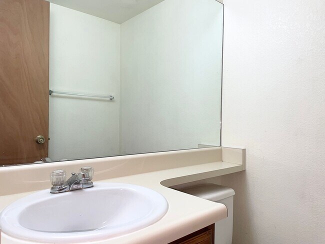 Building Photo - Nice 3 Bedroom Unit Near Everything!!