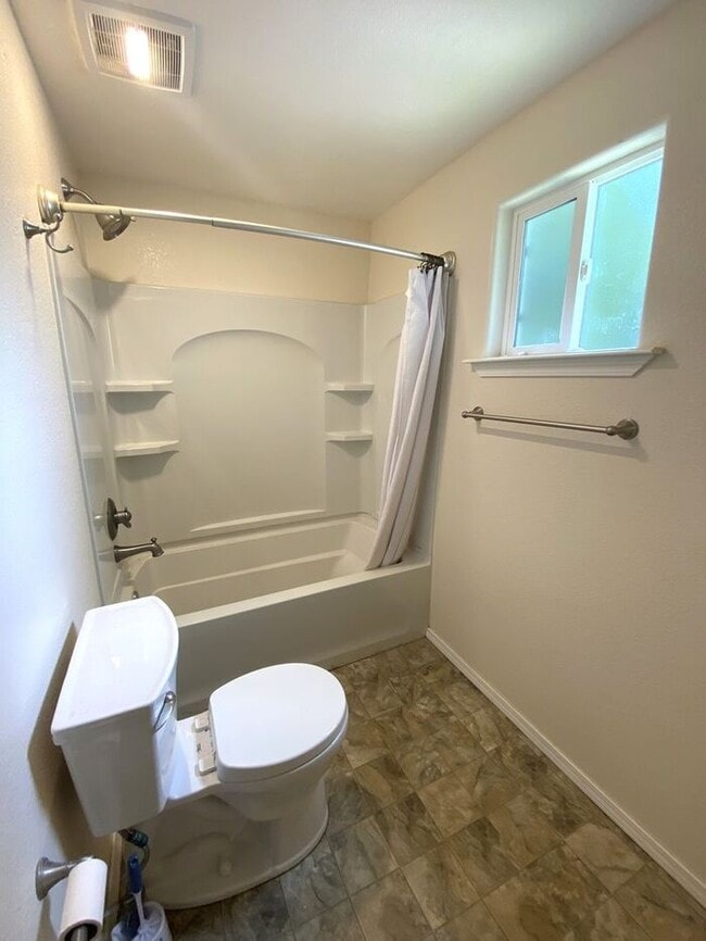 Building Photo - Studio Garage Apt in NW OKC YOUNGS ENGLEWO...