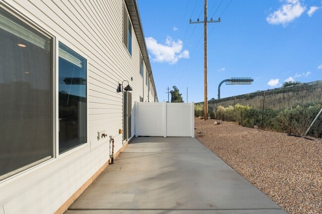 Building Photo - Comfortable and Spacious 4-Bedroom Townhom...