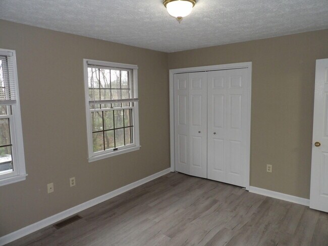 Building Photo - 244 Meadowview Dr