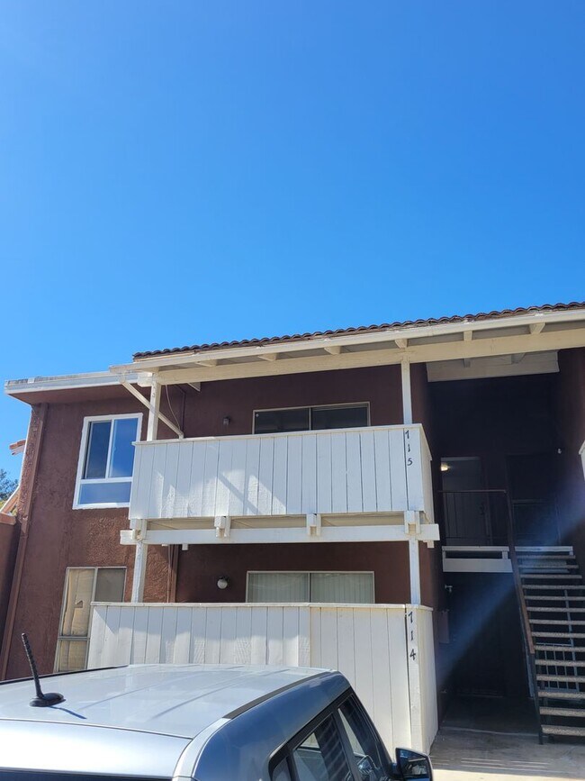 Building Photo - Peppertree Ventura Upper level 2+1 Condo w/ garage $2600