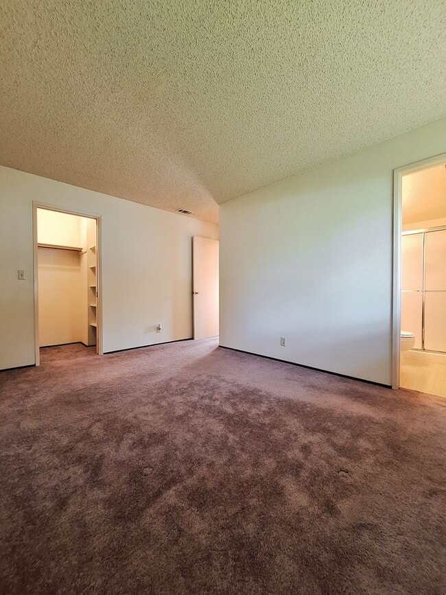 Building Photo - Spacious First Floor 2bd Condo With Laundr...