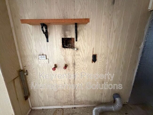 Building Photo - 221 River Rd