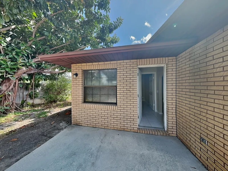 Building Photo - 902 Sunshine Way SW