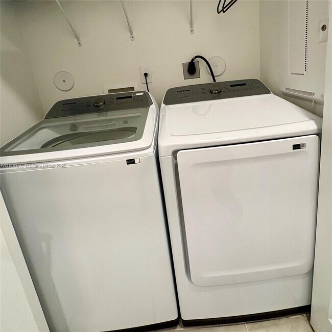 Building Photo - 1020 SE 26th Ter