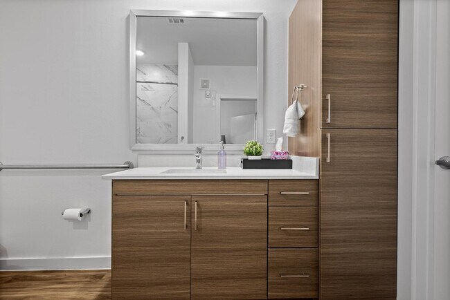 Building Photo - 2425 E Riverside Dr