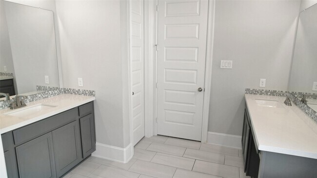 Building Photo - 16807 Hemlock Grove Dr