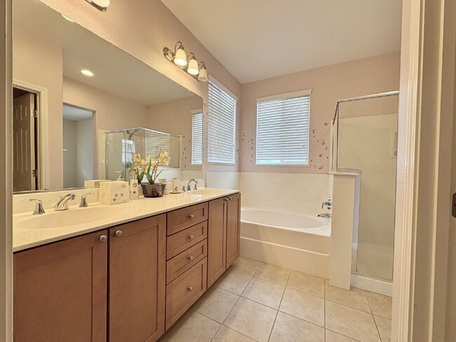 Building Photo - Spacious 4BR / 2.5BA Home in Prime Pittsburgh CA Location