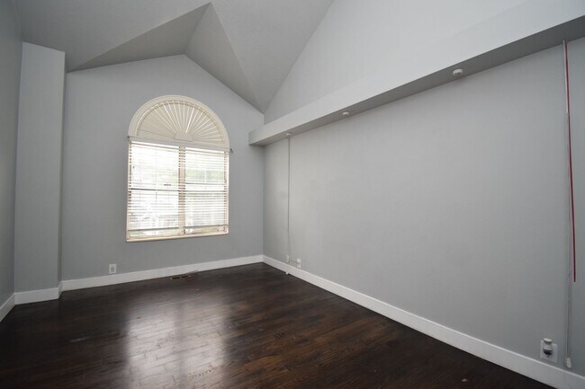 Building Photo - Quiet 2 Bed Millcreek Condo with Beautiful Mountain Views!