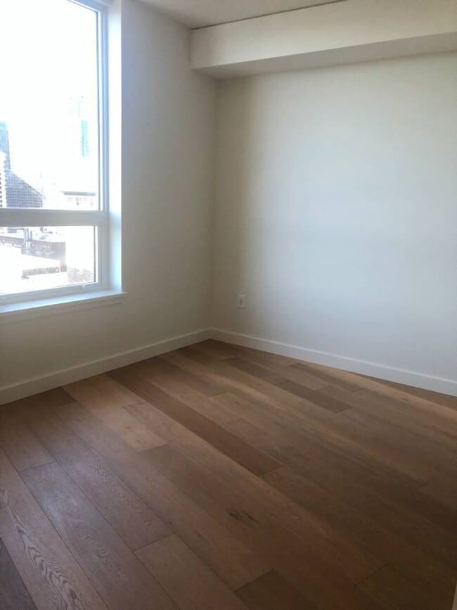 Building Photo - Gorgeous Condo Steps from Pike Place Market!- $2350