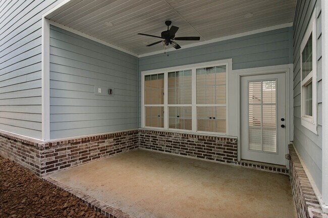 Building Photo - 502 W Persimmon St