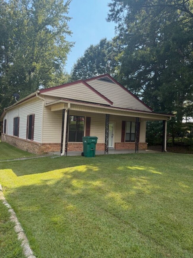 Building Photo - Renovated 3 Bedroom 1 Bath Home for Rent! (Month to Month Lease Only)