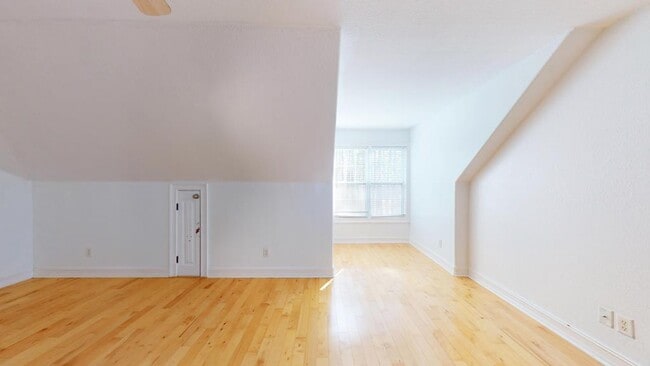 Building Photo - 100 Sweetbriar Lakes Dr