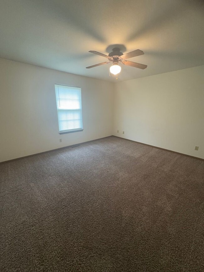 Building Photo - Four Bedroom 2.5 Bath Condo