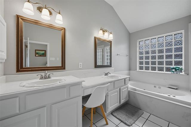 Building Photo - 2208 Cheshire Dr